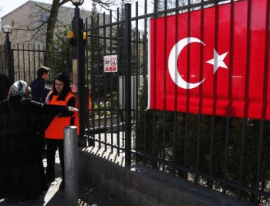 Τουρκία: Αποφυλακίστηκε υπό όρους η Γερμανίδα δημοσιογράφος που κρατείτο για τρομοκρατία
